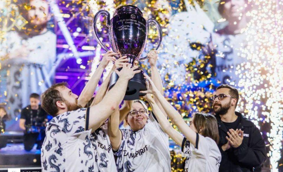 CS2年度盛典 | HLTV 2025 世界第一封面
